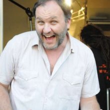 Amore liquido: Stefano Fregni sorride giocoso sul set del film