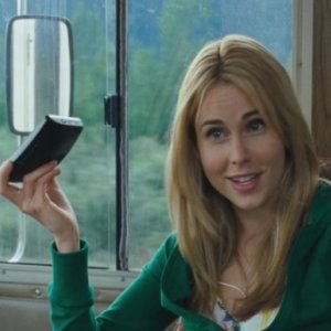 Anna Hutchison si beffa del navigatore satellitare in una scena di Quella casa nel bosco