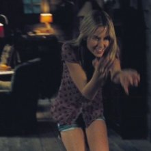 Anna Hutchison si diverte in una delle scene iniziali dell'horror Quella casa nel bosco