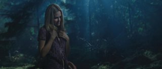 Anna Hutchison si spoglia senza paura in una scena di Quella casa nel bosco