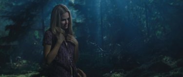 Anna Hutchison si spoglia senza paura in una scena di Quella casa nel bosco