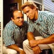 Arnold Schwarzenegger e Danny DeVito sono... I Gemelli (1988)