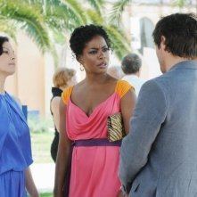 Ashley Judd, Aunjanue Ellis e, di spalle, Adriano Giannini, nell'episodio Ice Queen della serie Missing