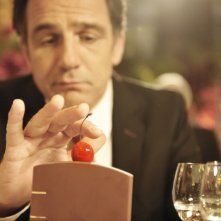 Ciliegine: Frédéric Pierrot si avvicina pericolosamente alla celeberrima ciliegina sulla torta in una scena del film