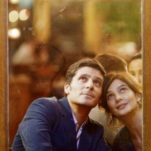 Ciliegine: Laura Morante e Pascal Elbé guardano il cielo sognanti in una scena del film