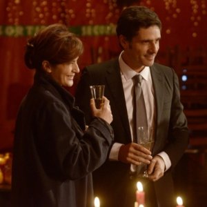 Ciliegine: Laura Morante sorseggia uno champagne insieme a Pascal Elbé in una scena del film