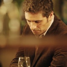 Ciliegine: Pascal Elbé riflette sorseggiando del vino in una scena del film