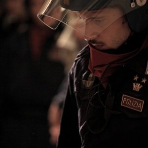 Diaz: Claudio Santamaria è l'agente Max Flamini in una scena del film