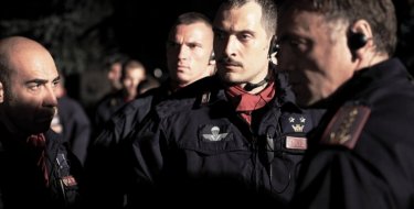 Diaz - Don't clean up this blood: Claudio Santamaria insieme ai colleghi poliziotti in una scena del film