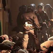 Diaz: il caos all'interno della scuola in un'immagine tratta dal film