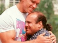 Arnold Schwarzenegger, Danny DeVito ed Eddie Murphy sono Gemelli
