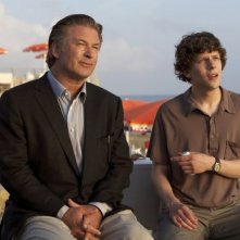 Jesse Eisenberg con Alec Baldwin in una scena marina di To Rome with Love