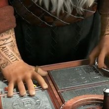 Le 5 leggende: le braccia di Babbo Natale in una scena del film