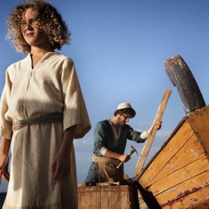 Luca Marinelli (sullo sfondo) nella fiction Maria di Nazareth