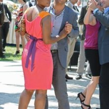 Adriano Giannini balla con Aunjanue Ellis nell'episodio Ice Queen della serie Missing