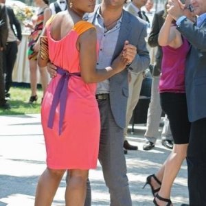 Adriano Giannini balla con Aunjanue Ellis nell'episodio Ice Queen della serie Missing