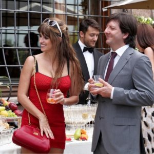 Penelope Cruz in una scena di To Rome with Love con Augusto Fornari