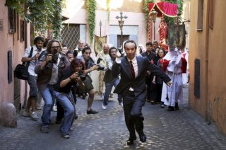 Roberto Benigni scappa dai paparazzi in una scena di To Rome with Love