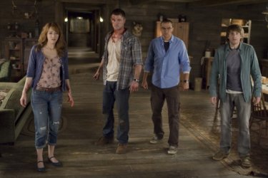 The Cabin in the Woods: Fran Kranz, Chris Hemsworth, Kristen Connolly e Jesse Williams terrorizzati in una scena del film