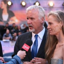Titanic in 3D: James Cameron con la moglie Suzy Amis sul red carpet della Royal Albert Hall di Londra per la premiere di Titanic 3D