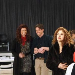 Jack Davenport, Debra Messing, Christian Borle e Bernadette Peters in Il workshop, settimo episodio di Smash