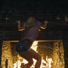 Anna Hutchison in una sequenza sexy di Quella casa nel bosco