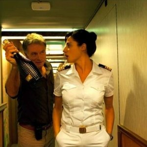 Benvenuto a bordo: Franck Dubosc e Luisa Ranieri in una scena del film