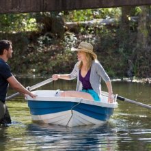 Ho cercato il tuo nome: Taylor Schilling con Zac Efron durante una romantica gita in barca in una scena del film