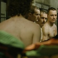 Hunger: Michael Fassbender in una scena del film in carcere insieme ai suoi compagni di cella