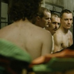 Hunger: Michael Fassbender in una scena del film in carcere insieme ai suoi compagni di cella