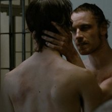 Hunger: Michael Fassbender in una scena del film insieme a Brian Milligan (di spalle)