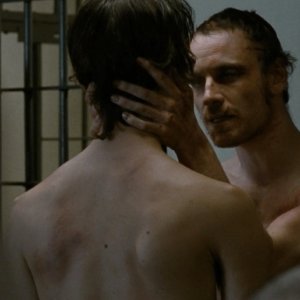 Hunger: Michael Fassbender in una scena del film insieme a Brian Milligan (di spalle)