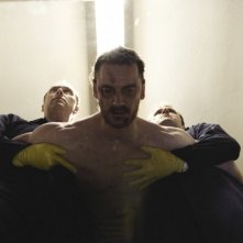 Hunger: Michael Fassbender pestato a sangue in carcere in una scena del film