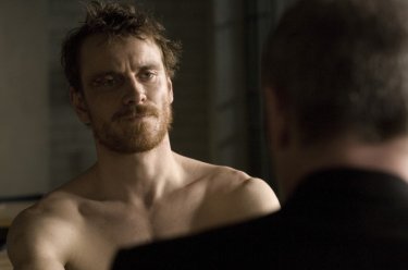 Hunger: un emaciato Michael Fassbender in una scena del film