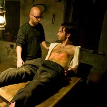 La casa nel vento dei morti: il regista Francesco Campanini sul set del film prepara una scena con Luca Magri