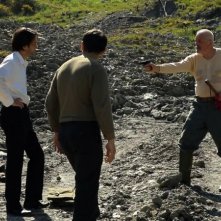 La casa nel vento dei morti: Luca Magri e Marco Iannitello minacciati da Francesco Barilli in una scena del film