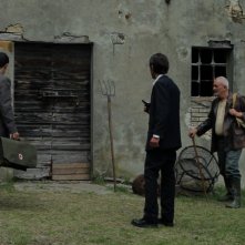La casa nel vento dei morti: Luca Magri, Marco Iannitello e Francesco Barilli vicini alla casa in una scena del film