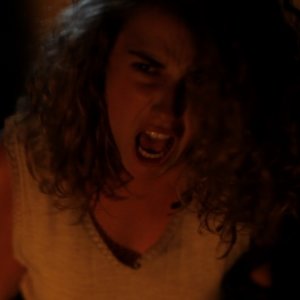 La casa nel vento dei morti: Nina Torresi nei panni di Agnese in una scena del film