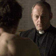 Liam Cunningham in una scena di Hunger parla con Michael Fassbender (di spalle)