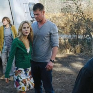 Quella casa nel bosco: Chris Hemsworth e Anna Hutchison in una scena del film provano a capire in che posto sono capitati