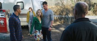 Quella casa nel bosco: Chris Hemsworth e Anna Hutchison in una scena del film provano a capire in che posto sono capitati
