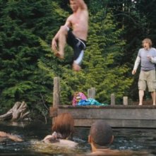 Quella casa nel bosco: Fran Kranz è indeciso se fare o meno il bagno con gli altri in una scena del film