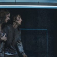 Quella casa nel bosco: Fran Kranz insieme a Kristen Connolly cercano una via d'uscita in una scena del film