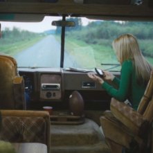 Quella casa nel bosco: i protagonisti in una scena del film perdono l'orientamento mentre cercano la loro destinazione