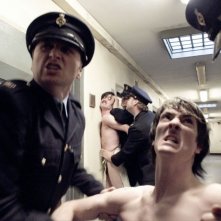 Hunger: Brian Milligan e Liam McMahon maltrattati dalla polizia in prigione in una scena del film