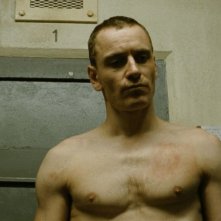 Un pallido Michael Fassbender in una scena di Hunger