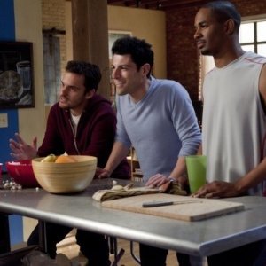 Lamorne Morris, Max Greenfield, Jake Johnson nel primo episodio di New Girl