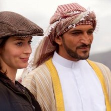 Emily Blunt e Amr Waked in una scena de Il pescatore di sogni