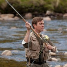 Ewan McGregor alle prese con la sua canna da pesca in una scena de Il pescatore di sogni