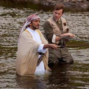 Ewan McGregor e Amr Waked si rilassano pescando in una scena de Il pescatore di sogni